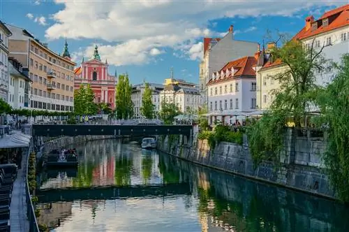Благовещенская церковь, тройной мост и река Любляница