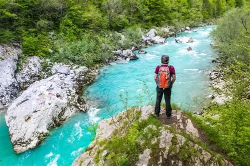 Пожилой человек в походе по реке Сока, национальный парк Триглав