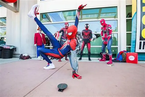 Группа брейк-дансеров выступает в костюмах Человека-паука на ComiCon в Сан-Диего.