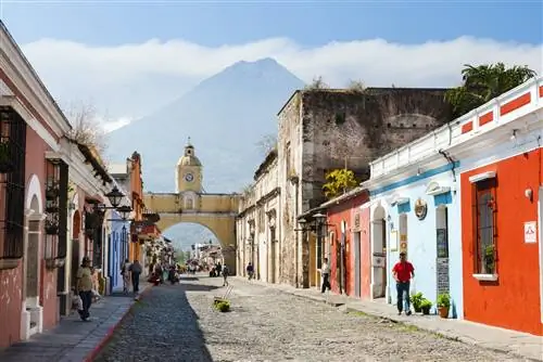 Арко-де-Санта-Каталина на Антигуа - остатки монастыря 17-го века; арка позволяла монахиням переходить улицу незамеченными.