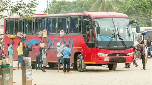 Уличные торговцы окружают автобус в Дар-эс-Саламе, Танзания.