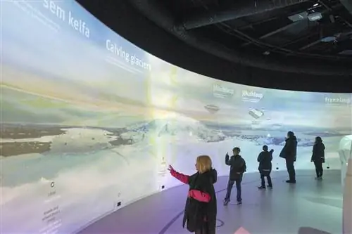 Семьи осматривают экспонаты выставки «Чудеса Исландии» в Рейкьявике.