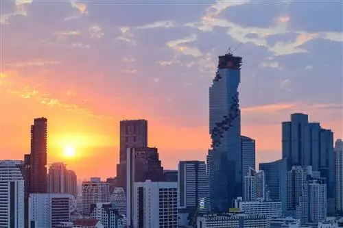 Горизонт Бангкока, Таиланд, со зданием King Power MahaNakhon в кадре. Солнце садится.
