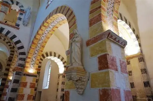 Отель Glaine-Montaigut Eglise Saint-Jean был отремонтирован и вернулся к своему первоначальному великолепию.