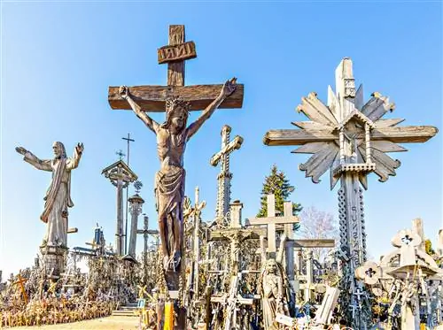 Гора Крестов на севере Литвы.