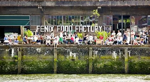 Люди наслаждаются солнцем на фабрике Fenix Food Factory в Катендрехте, Роттердам.