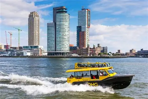 Водное такси и автобус Splash Tours на канале Ньиве-Маас в Роттердаме на фоне косы Вильгельминапье.