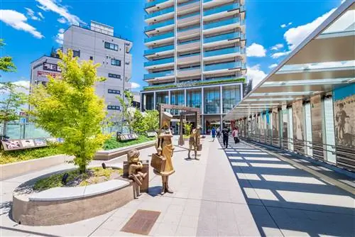 ImageOizumi Anime Gate перед станцией Oizumi Gakuen. Выставлена бронзовая статуя анимированного произведения. Оидзуми - родина японской анимации