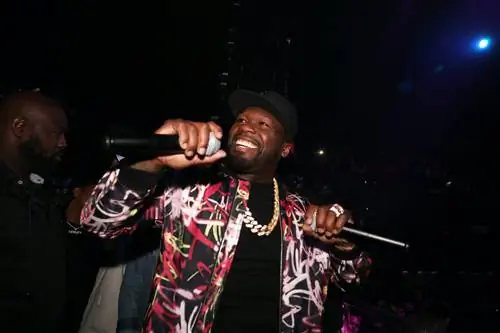 Рэпер 50 Cent выступает в клубе. Только для редакционного использования
