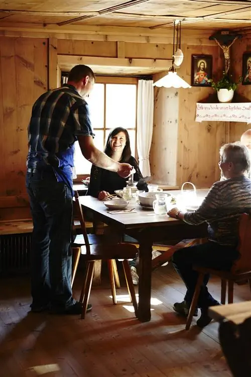 Полностью деревянный интерьер Лармхоф создает традиционную обстановку для трапезы урожая.