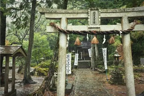 Шименава (веревка из рисовой соломы) висит у входных ворот храма.