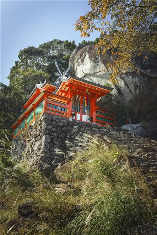 Храм Камикура-дзиндзя окрашен в ярко-красный и зеленый цвета.