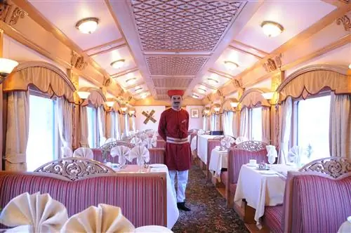 Роскошный вагон-ресторан на борту поезда Deccan Odyssey из Дели в Мумбаи.