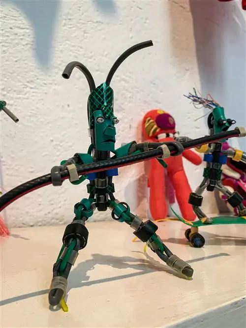 Фигурка из переработанных материалов