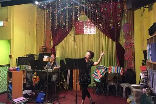 Зажигайте: старинное караоке в Canton Singing House.