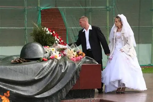 Молодожены возлагают цветы к Могиле Неизвестного солдата в Москве.