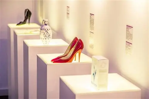 Экспонаты, включая урну и пару красных туфель на шпильках, в Музее разорванных отношений в Хорватии.