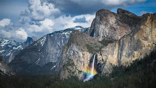 Радуга у водопада Bridal Veil в национальном парке Йосемити в Калифорнии.