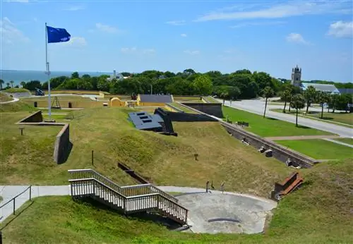 Укрепления форта времен Гражданской войны, покрытые травой