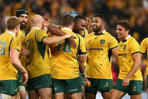 Wallabies празднуют победу в матче против Springboks на стадионе Suncorp в Брисбене.