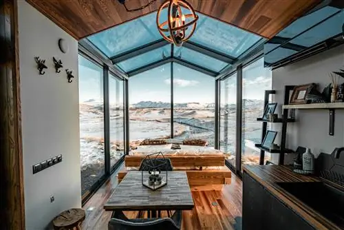 Люкс со стеной с окном в Panorama Glass Lodge, Исландия.