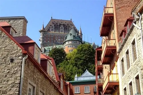 Вид на замок Фронтенак из Старого Нижнего города, Квебек, Канада.
