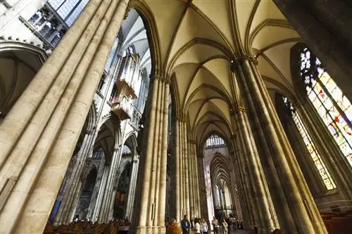 Высокие арки, колонны и витражи готического Кельнского собора (Kolner Dom)