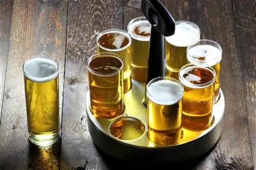Поднос с пивом Kolsch (специальное пиво из Кельна) подается на деревянном столе в кельнском баре.
