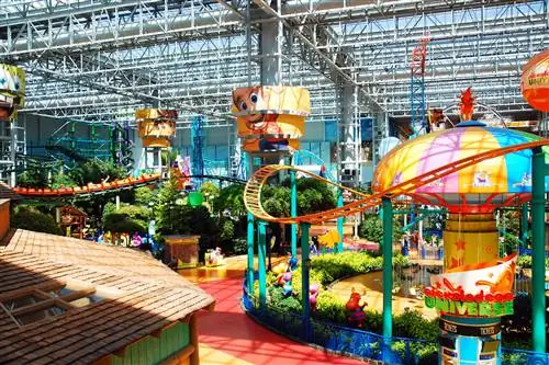 Красочный парк развлечений в торговом центре Mall of America в Миннеаполисе, штат Миннесота.