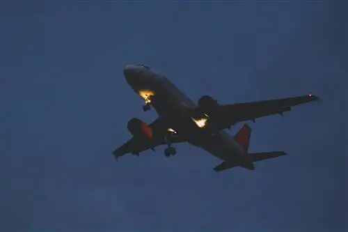 Самолет поднимается в небо ночью