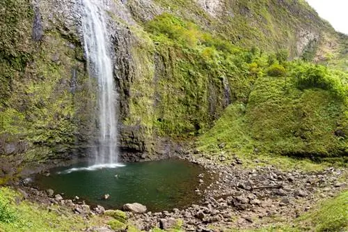 Удаленный водопад Ханикапиай, спрятанный на острове Кауаи.