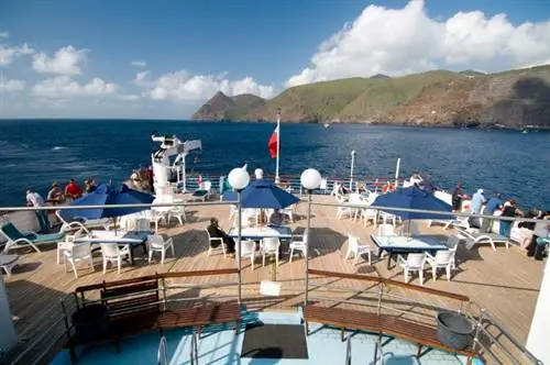 Терраса для загара и бассейн RMS St Helena.