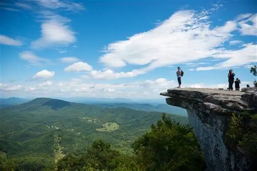 Путешественники любуются видом на Аппалачи из McAfee Knob на горе Катоба, штат Вирджиния.