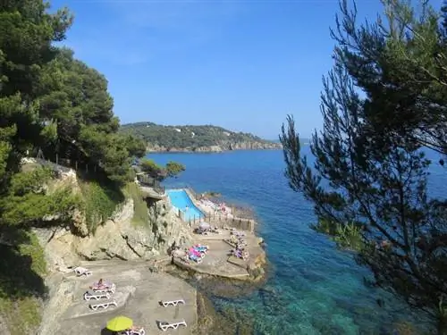 Открытый бассейн отеля Provençal.