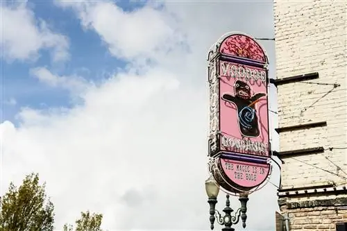 С 2002 года Voodoo Donut угощает ожидающих клиентов вкусной, а иногда и странной выпечкой.