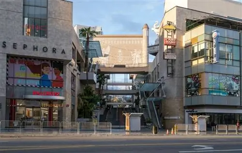 Торговый центр Hollywood & Highland на Голливудском бульваре после того, как Лос-Анджелес приказал закрыть все второстепенные услуги и развлекательные заведения.