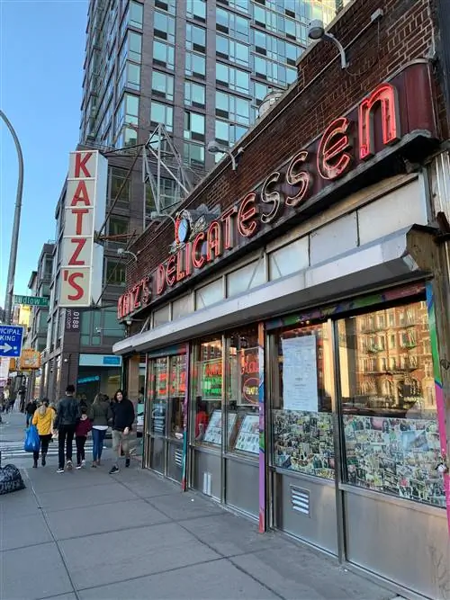 Снимок магазина деликатесов Katz's Delicatessen на открытом воздухе в Нью-Йорке. Снимок магазина деликатесов Katz's Delicatessen на открытом воздухе в Нью-Йорке.