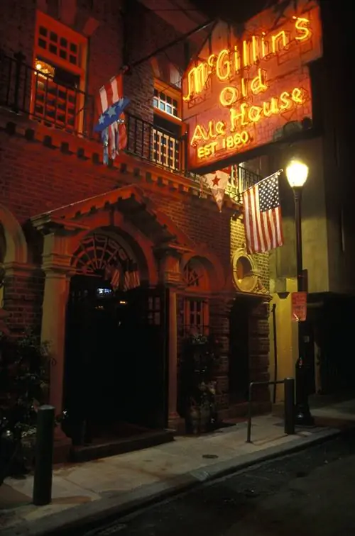 Над заведением висит неоновая вывеска с надписью «McGillin's Old Ale House est 1860». Над заведением висит неоновая вывеска с надписью «McGillin's Old Ale House est 1860».