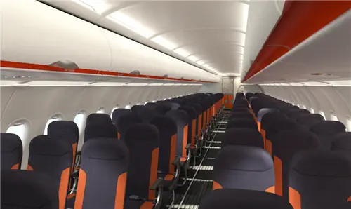 Передняя часть A320 EasyJet 1920 года. Стулья стоят в ряд по три с островком посередине. Стулья черные с оранжевой полосой.