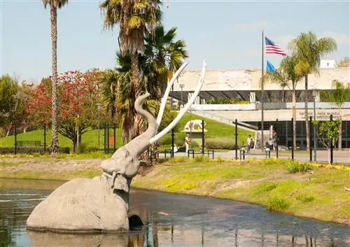 Скульптура мамонта в La Brea Tar Pits в Лос-Анджелесе.