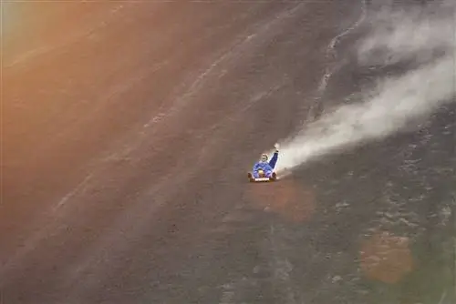 Мужчина на большой скорости скользит по закопченному склону вулкана в Леоне, Никарагуа.