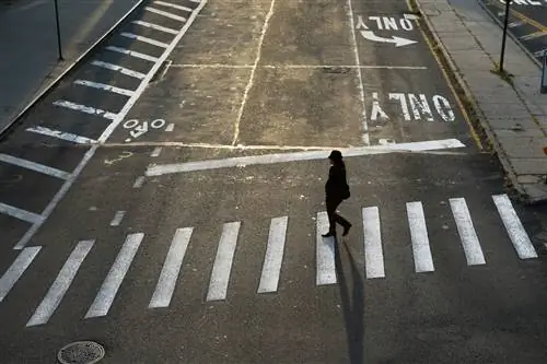 Женщина переходит пустую улицу в бруклинском районе Дамбо.