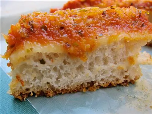 Sfincione является основным продуктом уличной еды Палермо.