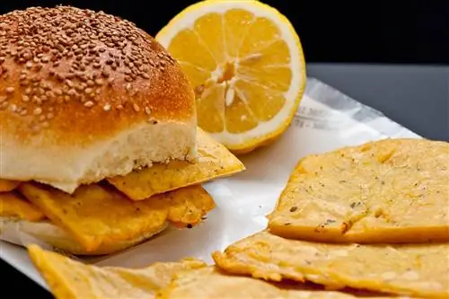 Сэндвичи Pane e Panelle с оладьями из нутовой муки и капелькой лимона