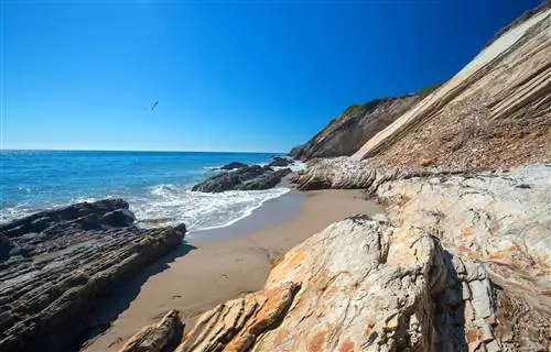 Скалистый пляж недалеко от Голета в государственном парке Гавиота-Бич на центральном побережье Калифорнии, США.