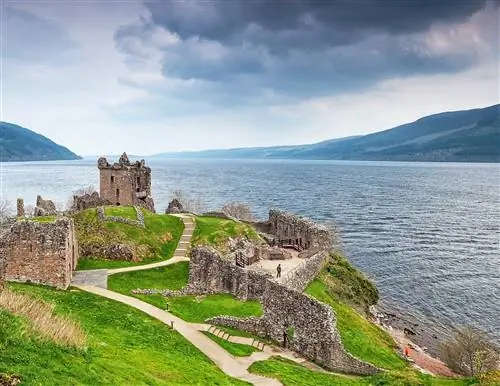 Замок Уркхарт следит за Лохнесским чудовищем с 13 века.