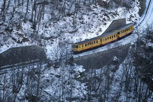Путешествие по французским Пиренеям на поезде Le Train Jaune (также известном как Канарские острова).