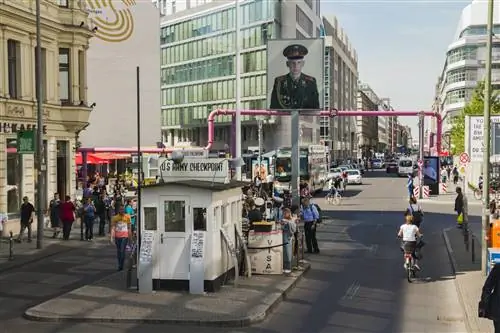Толпа людей на контрольно-пропускном пункте Чарли, бывшем пункте пересечения границы между Восточным и Западным Берлином у Берлинской стены.