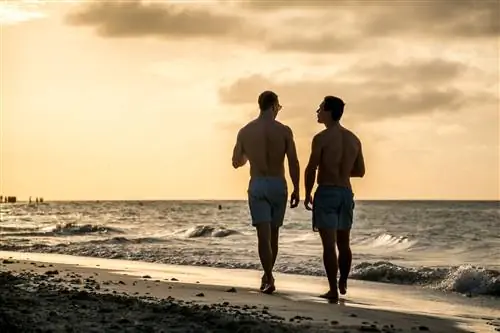 Гей-пара гуляет по пляжу Варадеро, Куба.