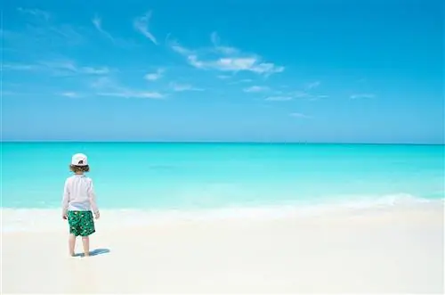 Ребенок смотрит на море в Плайя Параисо, Кайо Ларго, Куба.